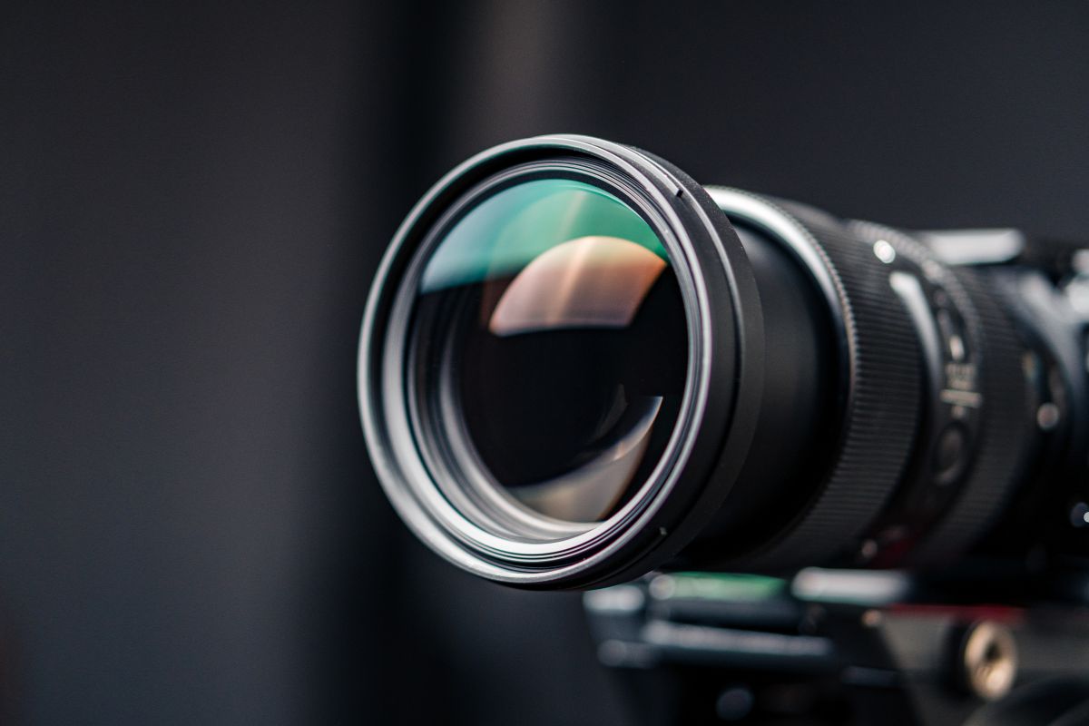 A camera lens mounted on a tripod, highlighting key camera specifications for photography enthusiasts.